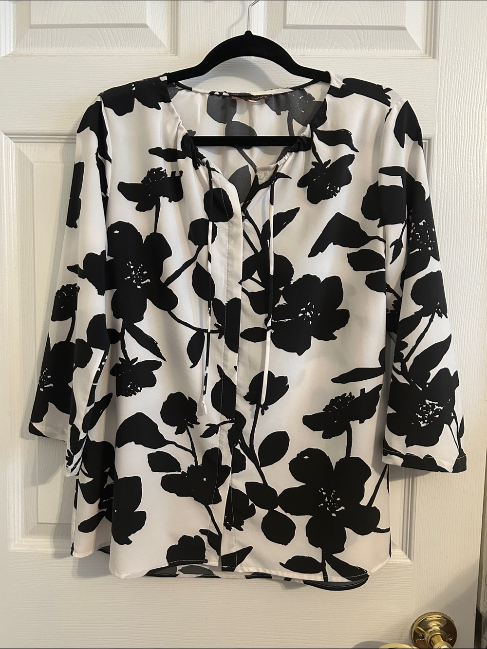 Crosby Black and White Floral Blouse Hidden Button Down 3/4 Length Sleeves